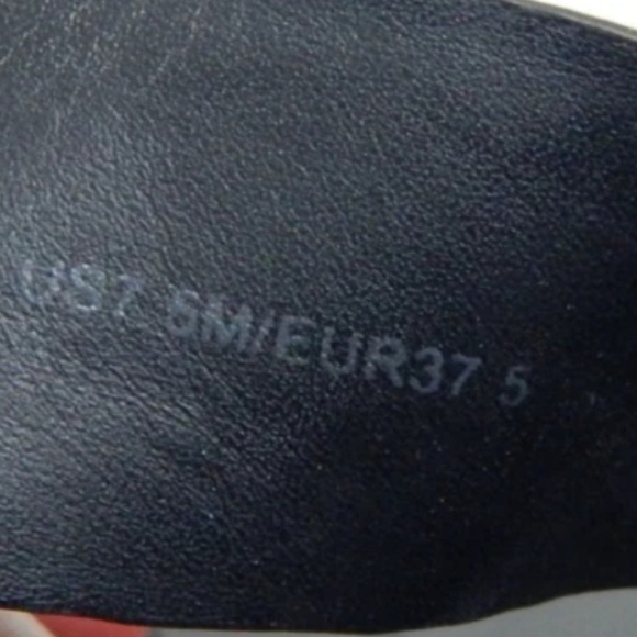 Vince Tess Embossed Leather Thong Sandals - Picture 3 of 5